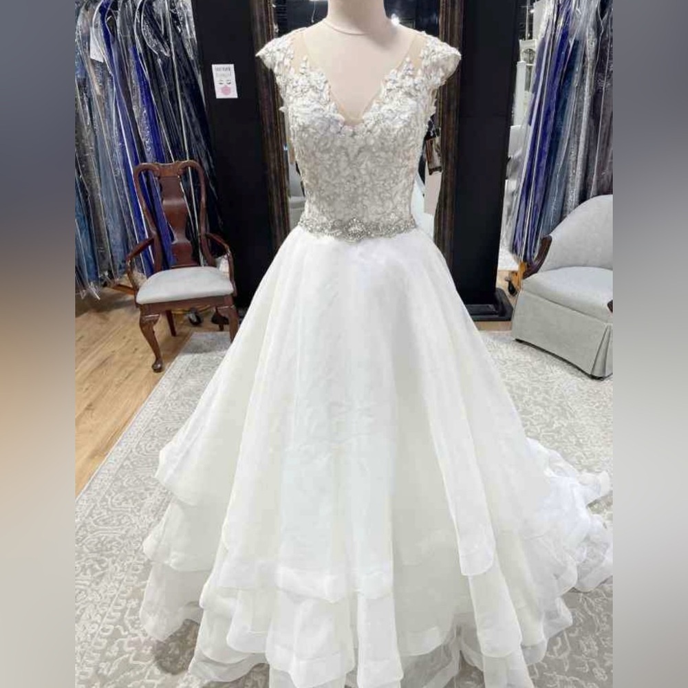 Elegant White Floral Lace Wedding Dress